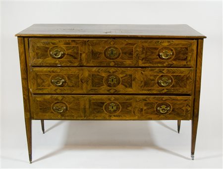 Cassettone in legno a 3 cassetti decorato ad intarsi in legni chiari, su...