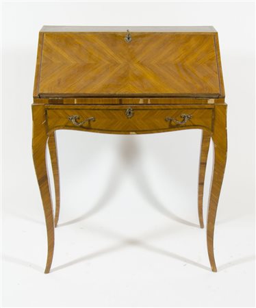 Piccolo scrittoio in legno con cassetto e calatoia, su alte gambe mosse.