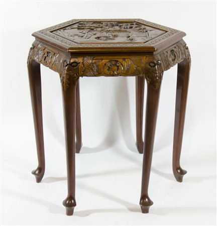 Tavolo da centro di forma esagonale con piano scolpito.