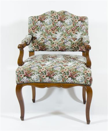 Poltrona con braccioli, seduta e schienale in stoffa floreale.