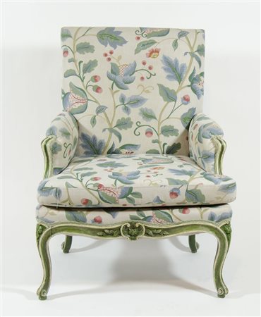 Polrona con alto schienale con rivestimenti in stoffa floreale.