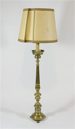 Grande portaceri da terra in ottone dorato, trasformato a lampada. H. tot cm....