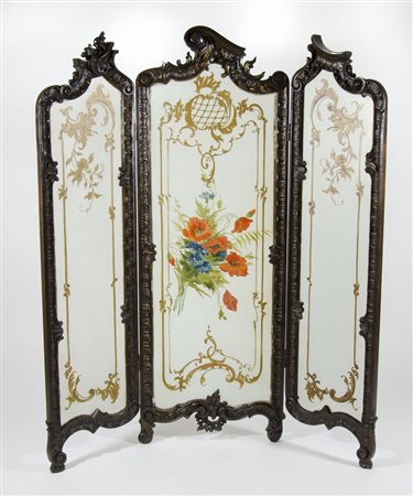 Paravento in legno scolpito a 3 ante a vetri dipinti a motivi floreali. Fine...