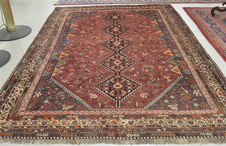 Tappeto cm. 219x320.