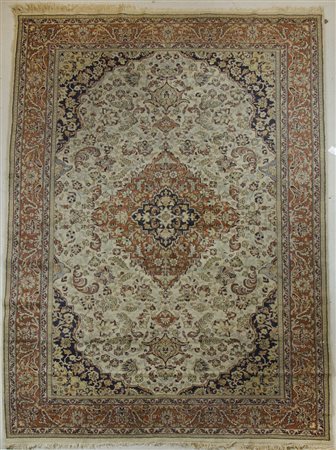 Tappeto su fondo chiaro, cm. 180x290.