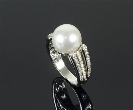 Anello in oro bianco con perla centrale di 12mm (sudsea) e brillanti e...