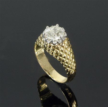 Anello in oro giallo e oro bianco con diamante centrale per 1,20ct. gr. 7,9....