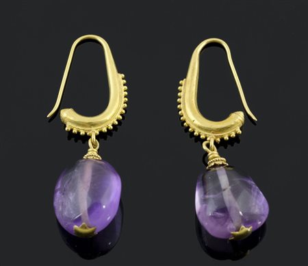 Paio di orecchini in oro giallo con pendenti di ametista