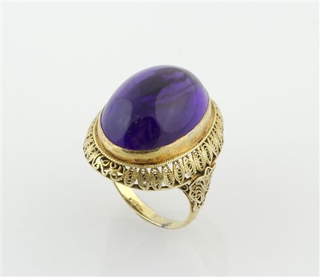 Anello in oro giallo a capola con lavorazione a traforo con ametista ovale...