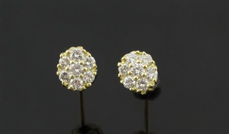 Paio di orecchini a lobo in oro giallo e diamanti, , ca ct 0,30