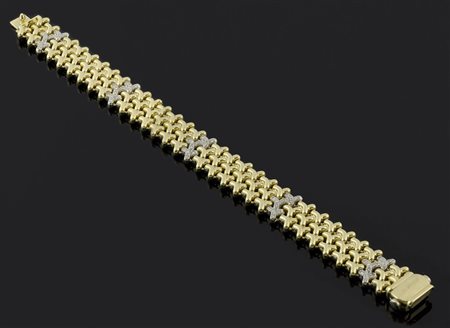 Bracciale semirigido in oro giallo e diamanti per ca ct 0,60. Firmato Chimento.