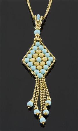 Girocollo in oro giallo con pendente ovale ricoperto da turchesi. Gr tot 25.