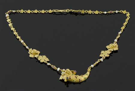 Girocollo in oro giallo con cornucopia di smalti, rubini e zaffiri. Gr. Tot 20.