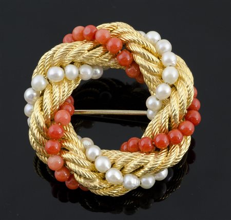 Spilla circolare in oro giallo intrecciato con perline e corallo. Gr. Tot 15.