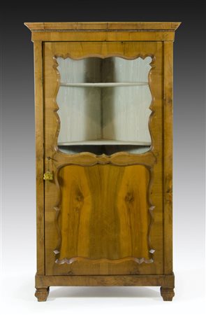 Vetrina ad angolo in legno con anta a vetro. XIX secolo. cm. 168x70x70.