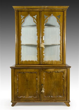 Grande credenza a doppio corpo con parte superiore a 2 ante a vetri e parte...