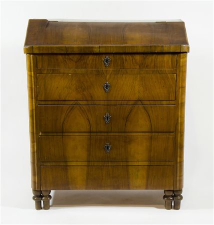 Cassettone a 4 cassetti e calatoia. cm. 95x81x44.