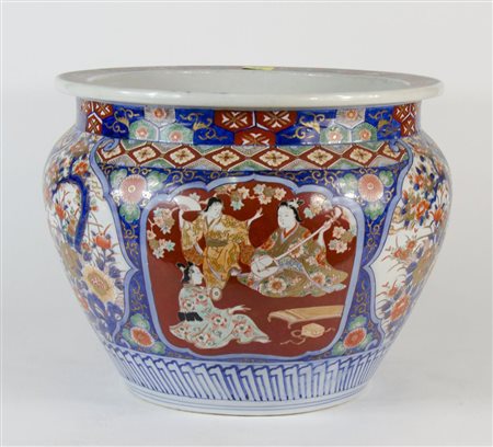Grande vaso decorato a motivi orientali poggiante su colonna in legno dipinto...