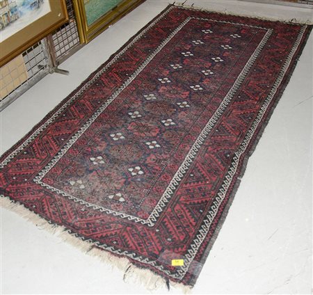 Tappeto cm. 104x197.