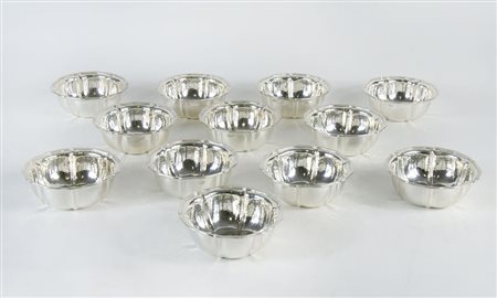 Lotto di 12 coppette lavadita in argento. Gr tot 1090.