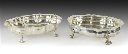 Lotto di 2 centrotavola ovali in argento poggianti su zampe ferine. Gr tot 2000.