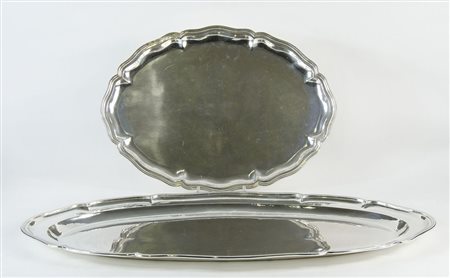 Lotto di 2 grandi vassoi ovali in argento con bordi lavorati. Gr. Tot 3380.