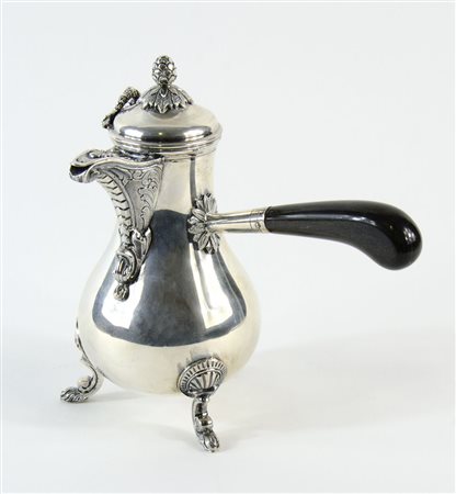 Cioccolattiera in argento con manico in legno, poggiante su zampe ferine. H....