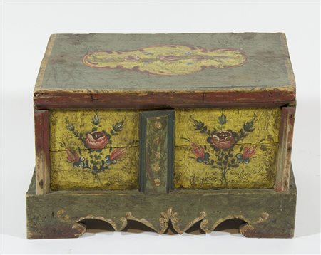 Lotto in legno dipinto composto da piccola cassa in legno e mobiletto con anta.