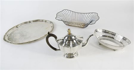 Lotto di 4 oggetti in argento tra cui caffettiera e 21 cestini. Gr. Tot 1500.
