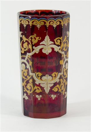 Vaso in cristallo rosso dipinto a motivi floreali. H. cm. 22,5.