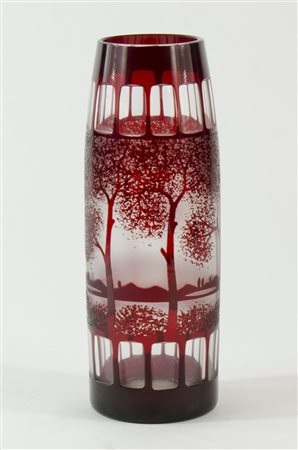 Vaso in cristallo rosso lavorato con veduta di paesaggio. H. cm. 26.