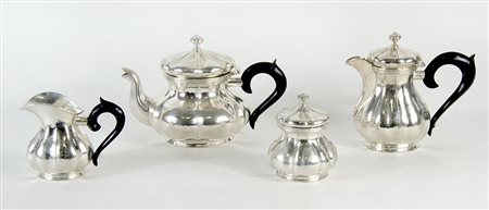 Servizio da caffè in argento composto da 4 pezzi, manici in legno. Gr. Tot 1550.