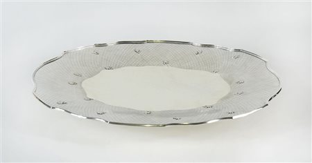 Centrotavola in argento satinato con bordo sagomato e applicazioni floreali....