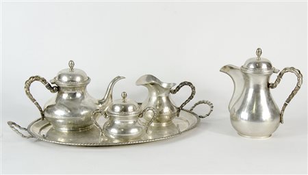 Servizio da caffè e thè in argento composto da 5 pezzi. Gr. Tot 3250.