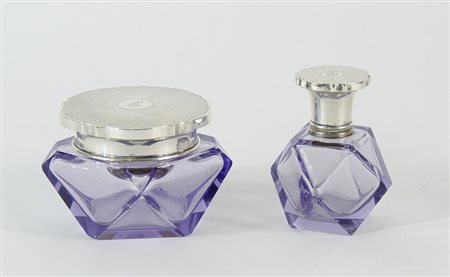 Lotto di 23 contenitori in cristallo viola con tappi in argento. (dieftto).