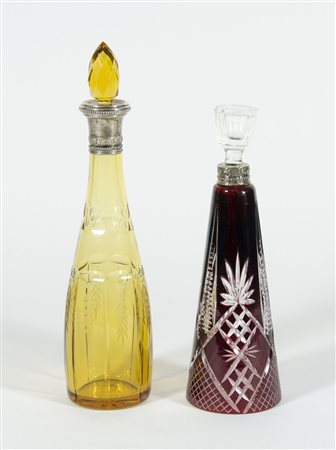 Lotto di 2 bottiglie in cristallo rosso e giallo con tappi, collo in argento....