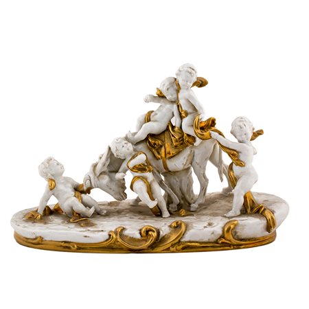 Porcellana raffigurante "Gioco di putti" I metà XIX sec. Gruppo in porcellana...