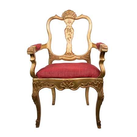 Coppia di poltrone: A Poltrona in legno intagliato e dorato; B Poltrona in...