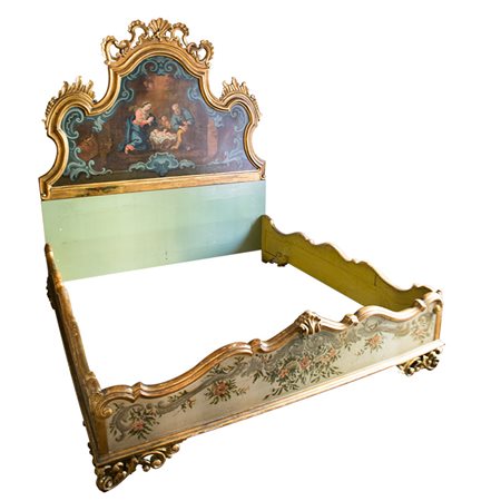 Letto XVIII sec. Legno dipinto e intagliato con volute con testiera decorata...