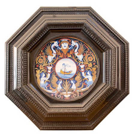 Piatto in porcellana dipinto a mano incorniciato da una cornice ottagonale di...
