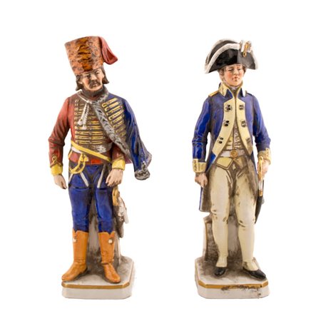 Coppia di statuine in porcellana raffiguranti figure di armigeri stanti A e B...