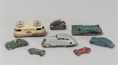 GRUPPO DI OTTO GIOCATTOLI D'EPOCA composto da modellini di automobili e...