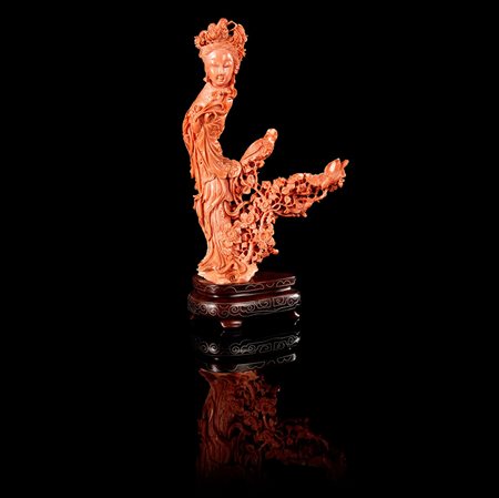 Ramo in corallo rosa intagliato con dama e rami fioriti, con base in legno...