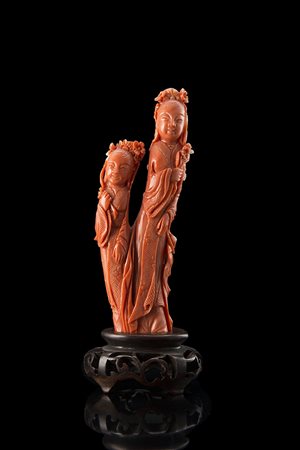 Scultura in corallo rosa raffigurante dame dalle lunghe vesti, con marchio...