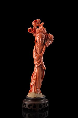 Corallo rosso intagliato con dama e ramo di peonie, con base in legno Cina,...