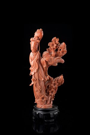 Scultura in corallo raffigurante dama dalle lunghe vesti con rami in fiore,...