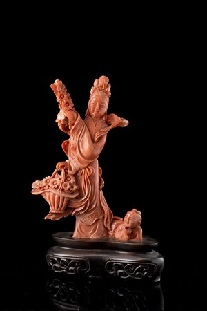 Corallo rosso scolpito con dama e cesto di fiori e bambini, con base in legno...