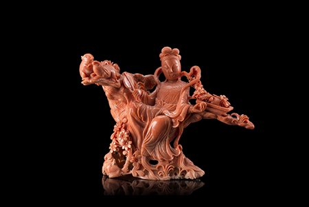 Ramo in corallo intagliato con dama dalle lunghe vesti, animali e rami in...