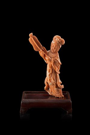 Ramo in corallo scolpito con dama dalle lunghe vesti e ventaglio (difetti)...