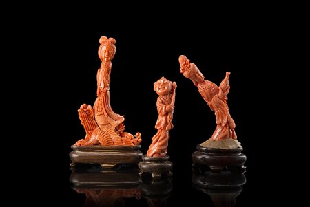 Lotto di tre piccoli intagli in corallo: bambino, dama con vaso e dama con...